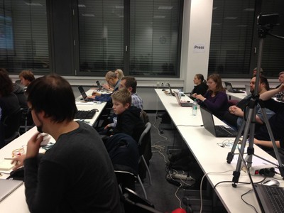 Foto 2 - Prvé workshopy na prácu s Micro:bit-om, deti a dospelí spolu (2018) Foto 2 - Prvé workshopy na prácu s Micro:bit-om, deti a dospelí spolu (2018)