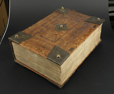 Obr. 3 Gotická vazba knihy Doctorum sententia, 15. století Obr. 3 Gotická vazba knihy Doctorum sententia, 15. století
