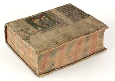 Obr. 4 Pergamenová vazba knihy Deductio s malovaným zdobením, r. 1620 Obr. 4 Pergamenová vazba knihy Deductio s malovaným zdobením, r. 1620