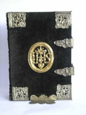 Obr. 6 Vazba pokrovní knihy cechu Staroměstských krejčí, r. 1779 Obr. 6 Vazba pokrovní knihy cechu Staroměstských krejčí, r. 1779