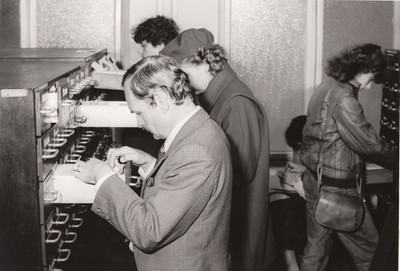 Obr. 2 Vyhledavani dokumentu v 80. letech (archiv MSVK).jpg Obr. 2 Vyhledavani dokumentu v 80. letech (archiv MSVK).jpg