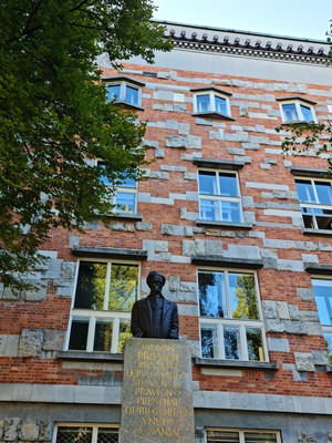 Okna ve tvaru otevřené knihy.jpg Okna ve tvaru otevřené knihy.jpg