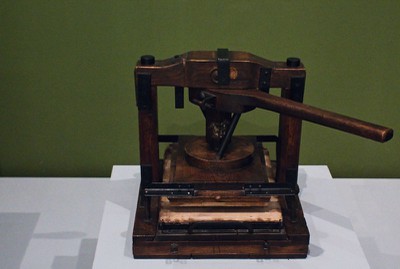 Obr. 7 Dřevěný lis z přelomu 19. a 20. století z ateliérů Vojtěcha Preissiga, Jaroslava Vodrážky a Zdeňka Mézla .Foto Jiří Švestka.jpg Obr. 7 Dřevěný lis z přelomu 19. a 20. století z ateliérů Vojtěcha Preissiga, Jaroslava Vodrážky a Zdeňka Mézla .Foto Jiří Švestka.jpg